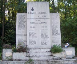 Monument aux morts Domaine de Grignon_Maison Carrée