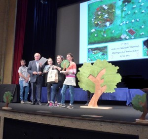 2018.05.15_M. le Maire de Montigny le Bretonneux et les lauréats de l'ALSH A. DUMAS